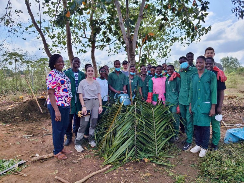 Image 3 : le groupe franco beninois devant le compostage acheve
