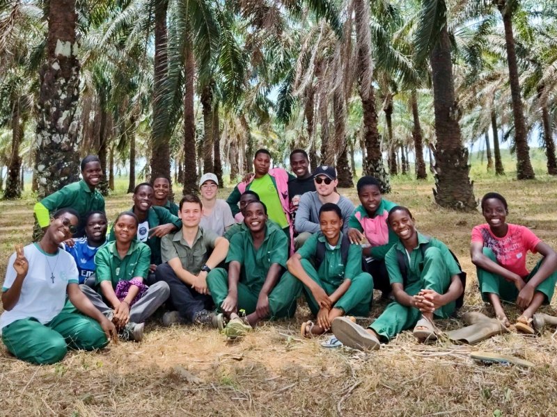 Image 4 : lyceens francais et beninois dans la palmeraie du lams